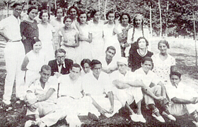 Joan Vinyoli al parc de Sant Salvador cap a l'any 1931 (és el segon per l'esquerra de la fila del davant).